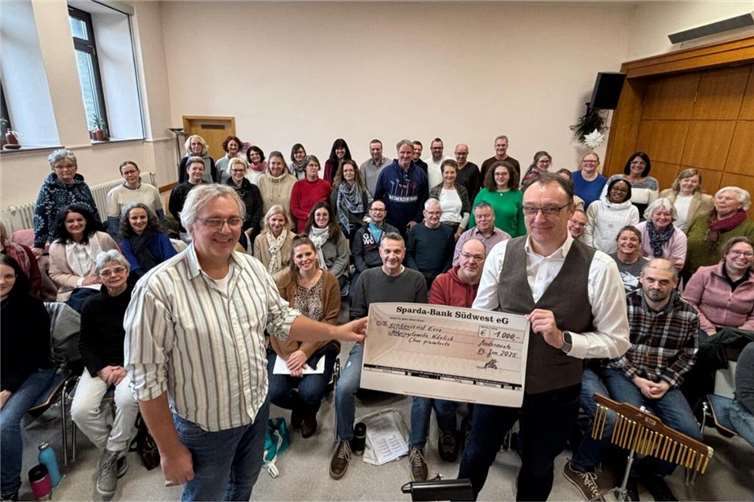 Scheckübergabe im Pfarrsaal mit Henning Oster (li.) und Torsten Schambortski. Foto: Anna Theisen