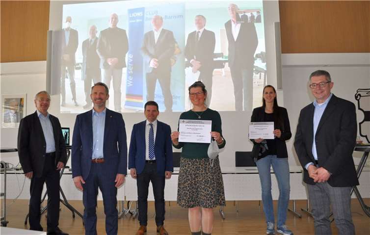 Scheckübergabe im Ratssaal von links: Karl-Heinz Seidel, Schatzmeister des Fördervereins des Lions-Clubs Meckenheim-Wachtberg, Dr. Dieter Buhl, Präsident des Lions-Clubs Meckenheim-Wachtberg, Bürgermeister Holger Jung, Veronika Dohlen, Standortleitung „Stiftung Leuchtfeuer“ Tagesgruppe, Vanessa Gellermann, Vorstand „Meckikids e.V.“, und der Erste Beigeordnete der Stadt Meckenheim Hans Dieter Wirtz. Foto: Stadt Meckenheim