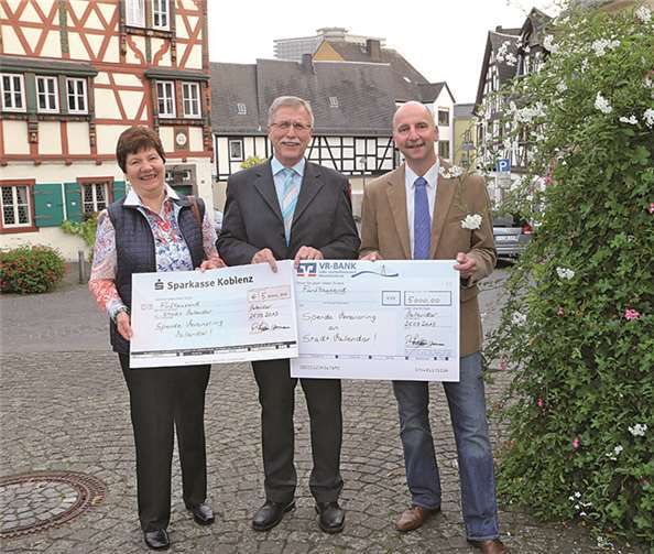 Scheckübergabe in Höhe von 10.000 Euro Irene Herrmann, Bürgermeister Günther Hahn und Peter Stäblein (v.r.).  Privat