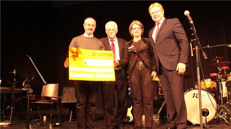 Scheckübergabe in Höhe von 4.800 Euro. Von links: Hermann-Josef Bretz - Schatzmeister Bezirksverband Koblenz-Trier, Walter Desch, stellvertretender Vorsitzender des Aufsichtsrates bei Lotto Rheinland-Pfalz, Bettina Hörter – Bezirksgeschäftsführerin, Kreisbeigeordneter Rolf Schäfer