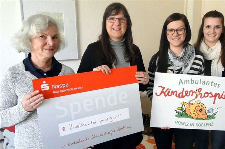 Scheckübergabe in Koblenz: Karin Meinen und Uschi Rustler überreichten im Namen des Fördervereins „Die Brücke“ den Scheck an die Vertreterinnen des Kinder- und Jugendhospizes Jessica Lehnen und Praktikantin Anne Vieregg. Rhein-Lahn-Kreis
