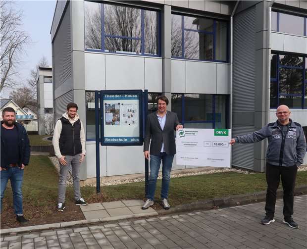 Scheckübergabe in Wirges: Lehrer Matthias Marx, Andreas Schmidt, Rektor Kai Liebe und DEVK-Berater Sven Wengenroth. Foto: privat