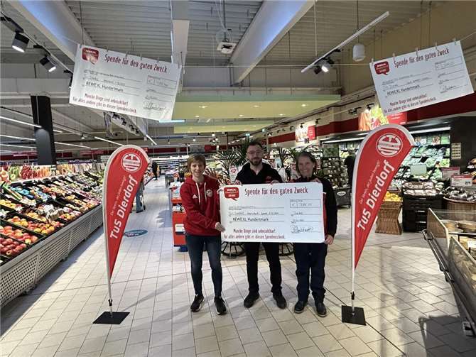 Scheckübergabe in der Dierdorfer REWE-Filiale (v.l.n.r. Nora Kern – Geschäftsführerin TuS Dierdorf, Herr Kaya, REWE-Filialleiter, Walburga Rudolph – 1. Vorsitzende TuS Dierdorf).  Foto: privat