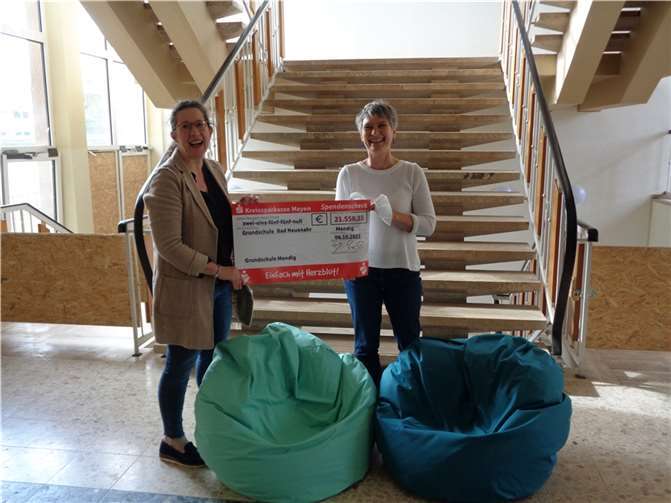 Scheckübergabe in der Grundschule in Bad Neuenahr.