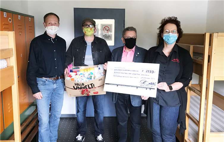 Scheckübergabe in der Notschlafstelle (von rechts): Simone Dietzler vom REWE-Markt in Lahnstein überreicht ihre Spende an Bürgermeister Adalbert Dornbusch sowie Daniel Seeliger und Joachim Grämer vom Caritas-Haus St. Christophorus.Foto: privat