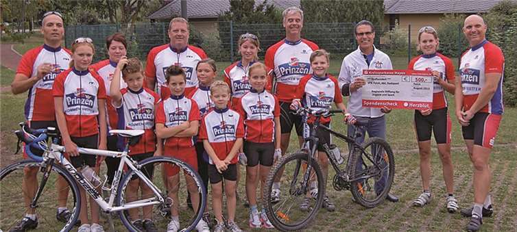 Scheckübergabe mit Prof. Billigmann, Jugendleiterin Katharina Eggers und Vorsitzendem Jürgen Schütt sowie den jungen Radsportlern. Privat
