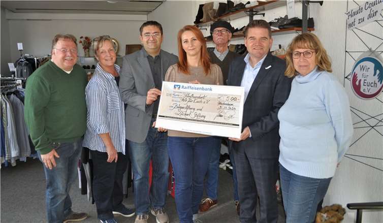 Scheckübergabe mit Vereinsmitgliedern, von links: Friedel Groß, Gabi Jansen, Arkadius Markowski, Irina Heer, Dieter Feller, Bürgermeister und Vorsitzender des Stiftungsvorstandes Holger Jung sowie Birgit Vianden.  Quelle: Bürgerstiftung Meckenheim