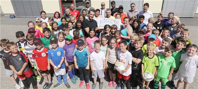 Scheckübergabe mit den Promis und Bürgermeister Michael Mang.privat