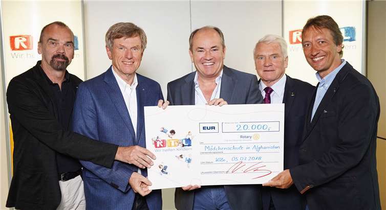 Scheckübergabe mit den Verantwortlichen der Projektorganisationen: Wolfram Kons (Stiftung RTL - Wir helfen Kindern, M.) und (v.l.) Herr Bavaro, Herr Dr. Krönke, Herr Jung und Herr Hemmes vom Verein des Rotary Club Bad Neuenahr-Ahrweiler e. V. Foto: RTL/Guido Engels