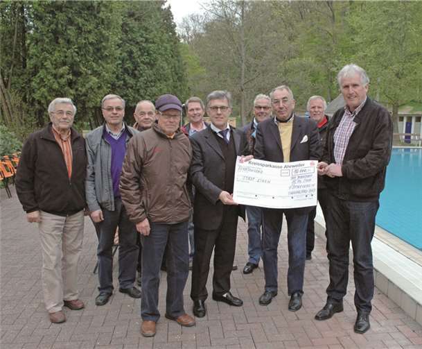 Scheckübergabe mit richtig viel Geld: Der Helfer des Fördervereins überreichten 10.000 Euro an Bürgermeister Wolfgang Kroeger. privat