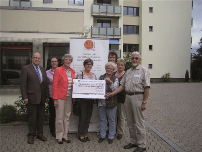 Scheckübergabe (v. l.) Helmut Cordes, Brigitte Protzmann, Karola Breitbach, Beate Auer, Petra Hörsch, Margret Schmitz, Roswitha Lechner, Bernhard Ickenroth.privat