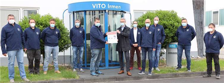 Scheckübergabe von Dr. Michael Büchner an Gerhard Oelsberg. Foto: privat