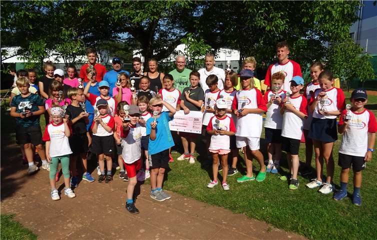 Scheckübergabe von H. Fiedler an U. Heyder (hintere Reihe, mi.). Foto: privat)