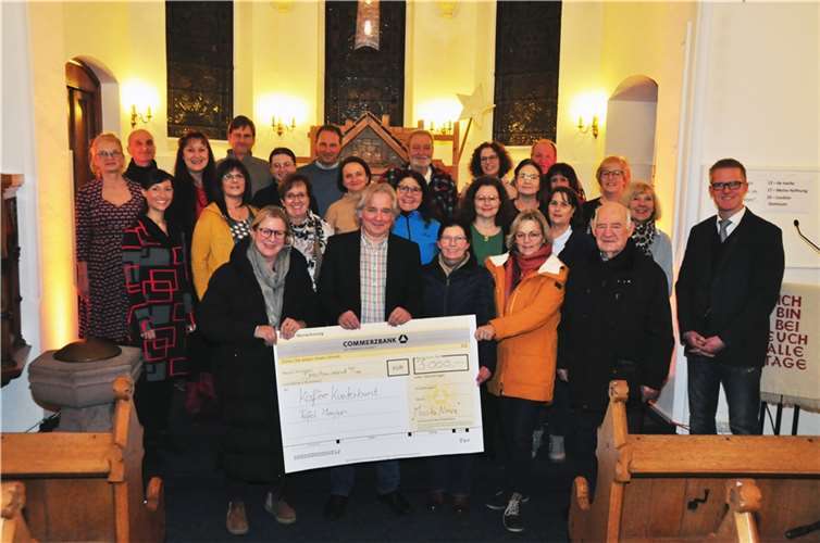 Scheckübergabe von „Musica Nova“ an das Kaffee Kunterbunt und die Tafel Mayen in der evangelischen Kirche in Mendig.  Foto: BS