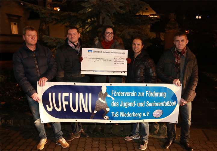 Scheckübergabe von Vicky-unplugged an Burkhard Lewer (r.) und Jörg Winter (l.) vom Förderverein JuFuNi.PSM