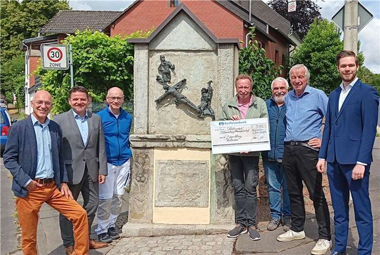 Scheckübergabe, von links: Bert Spilles (Vorstandsmitglied der Bürgerstiftung) Bürgermeister Holger Jung als Vorsitzender des Stiftungsvorstandes der Bürgerstiftung Meckenheim, Maler- und Lackiermeister Rainer Schülein, Dieter Brinkhaus und Ferdinand Hilberath (erster und zweiter Vorsitzender des Ortsauschusses von Altendorf-Ersdorf), Ferdinand Koll (Ortsvorsteher von Ersdorf) und Jörn Küster von der Kreissparkasse Köln. Foto: Bürgerstiftung Meckenheim