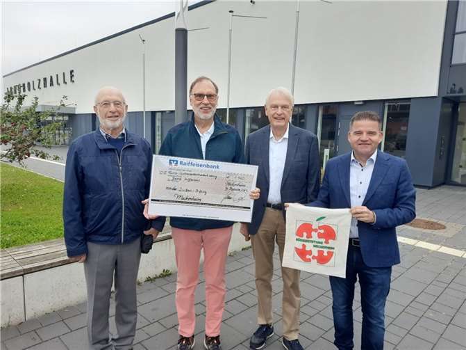 Scheckübergabe, von links: Pfarrer i.R. Stefan Gottmann, Bernd Rafflenbeul, Christian Dürig, Holger Jung.  Foto: Bürgerstiftung Meckenheim