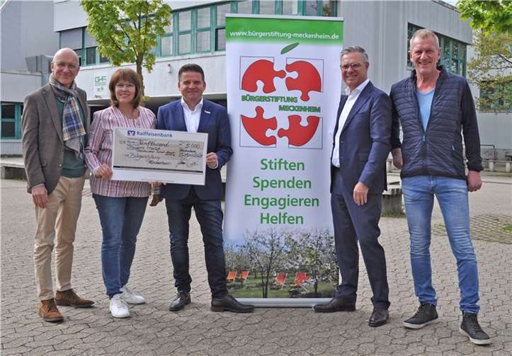 Scheckübergabe vor der Geschwister-Scholl-Hauptschule, von links: Bert Spilles, Marion Schrief, Bürgermeister Holger Jung, Burchard Kraus und Schulleiter Peter Hauck. Quelle: Bürgerstiftung Meckenheim