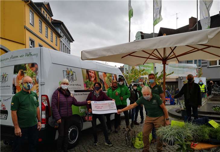 Scheckübergabe zugunsten der bedürftigen Kinder.Foto: privat
