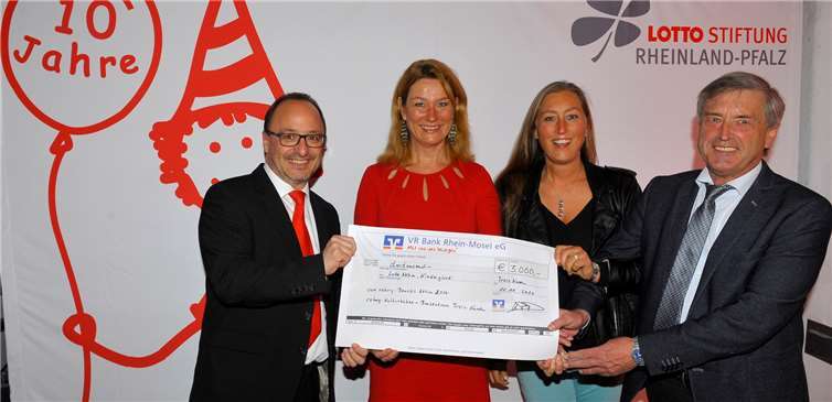 Schecküberreichung für „Kinderglück“ durch die Röhrig´s: Frank Zwanziger, Geschäftsführer der Lotto Stiftung Rheinland-Pfalz, SWR Gartenexpertin Heike Boomgarden und Yvonne und Hans Peter Röhrig (v. l.). Peter Seydel
