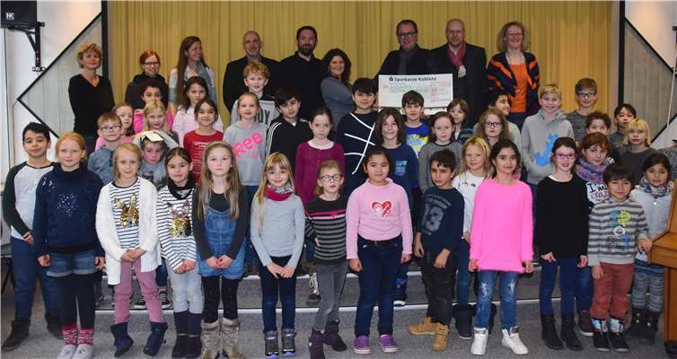 Schecküberreichung in großer Runde während des Musikunterrichtes. privat