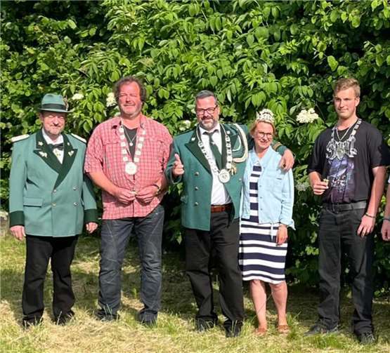Scheibenkönig Peter Dahm, Vogelkönig Sascha Stenz mit seiner Königin Daniela und Scheibenprinz Lois Dahm. Foto: St. Seb. Schützenbruderschaft St. Johann