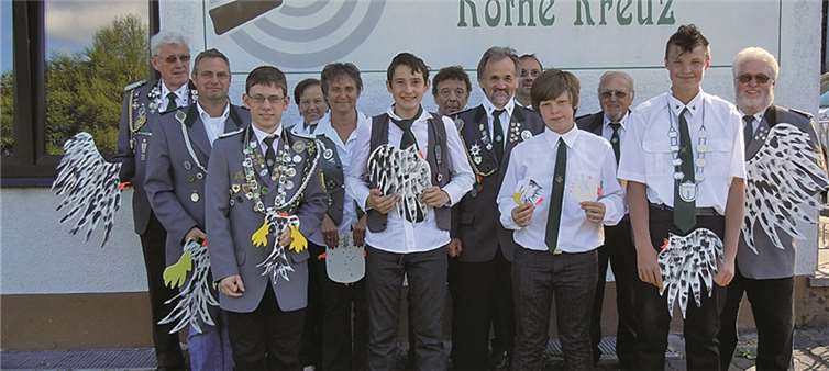 Scheibenkönig Theo Paffhausen (1.v.r.) , Jugendprinz Peter Frings (3.v.r.) und Schülerprinz Luca Reufels (2.v.l.). privat