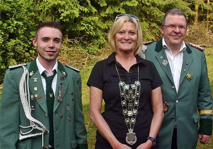 Scheibenkönig wurde mit 27 von 30 Ringen Pascal-Sebastian Heinzgen, Bürgerkönigin wurde Beatrix Schneider. Brudermeister Hans Ströter (r.) überbrachte die Glückwünsche.RÜ