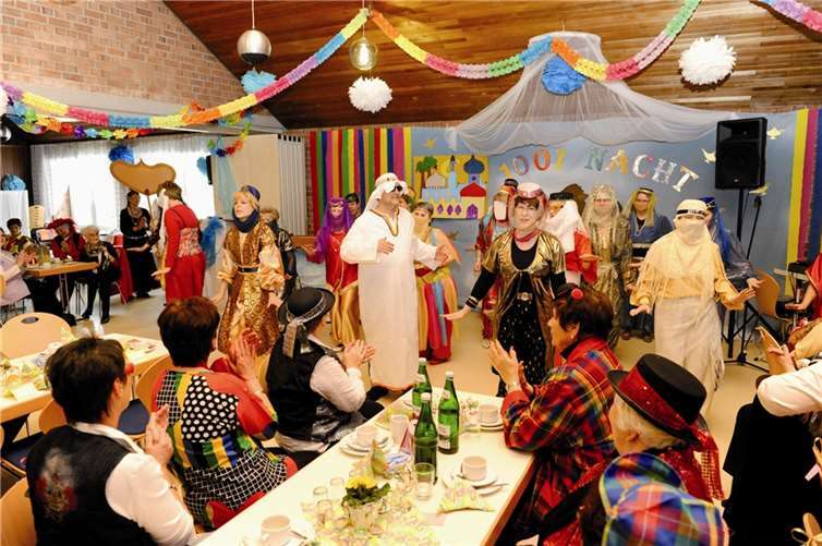 Scheich Pastor Peter Dörrenbächer beim Bauchtanz mit den Schönen. FIX