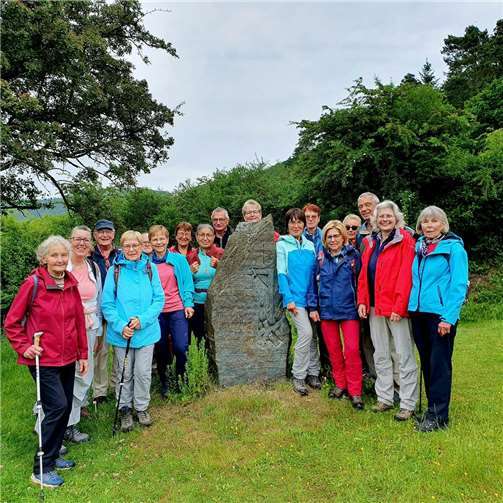 Scheiterhaufen, Galgen, Kreuz - Gruppe am Gedenkstein für die Opfer der Hexenverfolgungen. Foto: privat