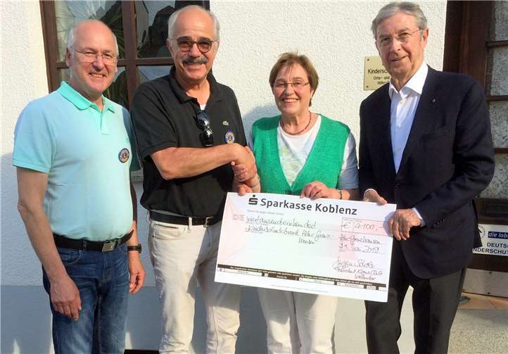 Schekcübergabe in Höhr-Grenzhausen (v. l.): Martin Schäfer (Lions-Freund), Jürgen Scholz (Präsident), Heidi Ramb (Vorsitzende Kinderschutzbund) und Stifter Wilfried Geissler-Sahm (Lions-Freund).