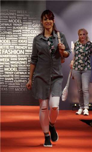 Schicke Bluse und Löcher an den Knien?Das verlangt der angesagte Stilbruch.