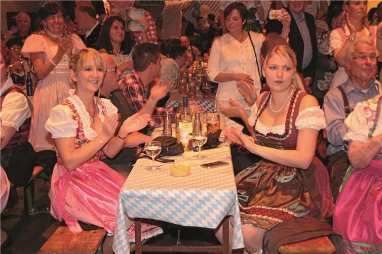 Schicke Dirndl waren zu bestaunen.
