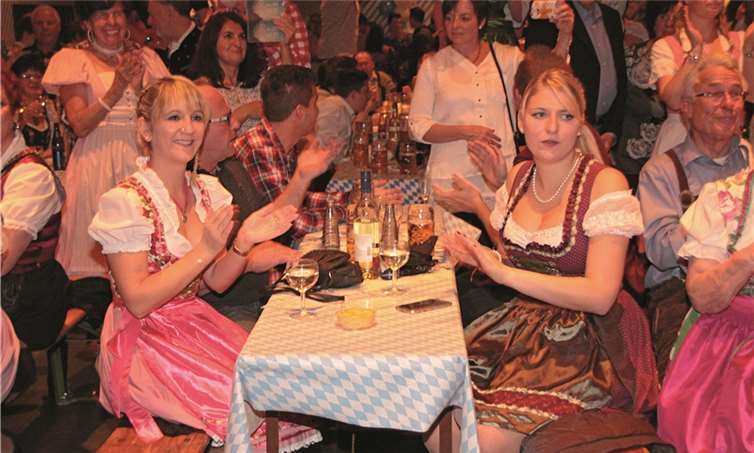 Schicke Dirndl waren zu bestaunen.