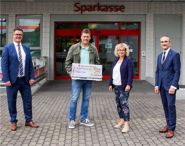 Schicken 3500 Euro nach Dernau, um dem Kindergarten St. Johannes Apostel zu helfen: Bürgermeister Peter Jung, Jörg Schmitz, Vorsitzender des RuS Rodenbach, Sandra Thannhäuser, Leiterin des Amtes für Schule und Sport, und Dr. Hermann-Josef Richard, Vorstandsvorsitzender der Sparkasse Neuwied.Quelle: Stadt Neuwied