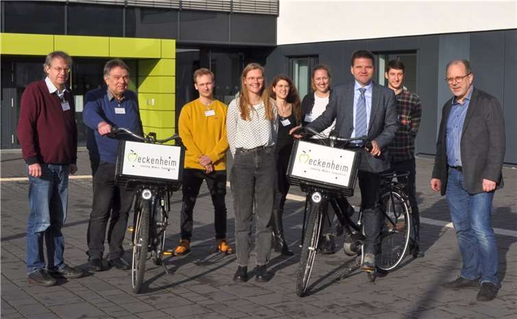 Schieben die Verkehrswende in Meckenheim gemeinsam an, von links: Herbert Eidam und Peter Gwiasda, beide Planungsbüro VIA, Elias Droste, ISAPLAN, Mobilitätsmanagerin Liena Humke, Svenja Gest, ISAPLAN, Kathrin Krienke, VIA, Bürgermeister Holger Jung, David Philipps, VIA, und der Technische Beigeordnete Heinz-Peter Witt. Foto: Stadt Meckenheim