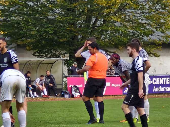 Schiedsrichter Athanasios Fasulas aus Ahrbrück zeigte sage und schreibe elf Gelbe Karten.