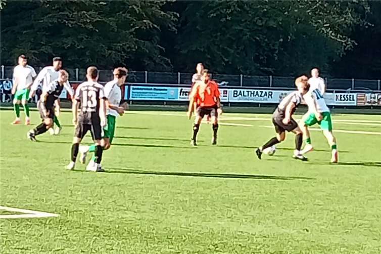 Schiedsrichter Fasulas leitete das Spiel sicher. Foto: TuS Oberwinter