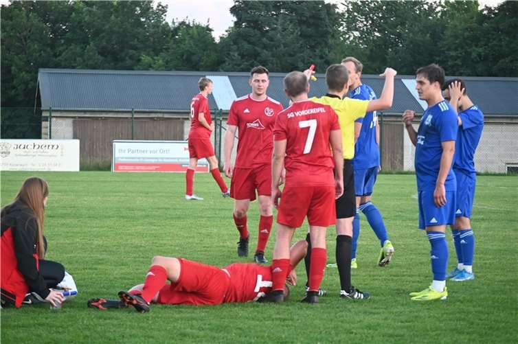 Schiedsrichter Johannes Lescher hatte vor allem in der zweiten Hälfte alle Hände voll zu tun. Vordereifels Max Geisen (am Boden) musste kurze Zeit später verletzungsbedingt ausgewechselt werden.