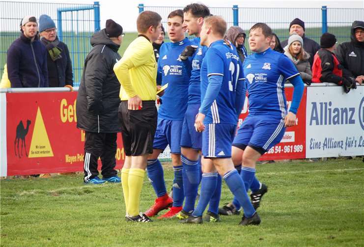 Schiedsrichter Jonas Schäfer steckt die Rote Karte wieder in seine Gesäßtasche, seine Entscheidung nimmt er aber nicht mehr zurück: Die Intervention der Elztaler Spieler (von links Niclas Lohn, Sünder Christian Funk, Moritz Pies und Daniel Fischer) ist vergeblich. Fotos: -SK-