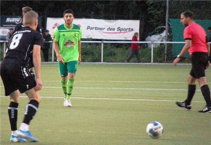 Schiedsrichter Mario Schmidt stand im Pokalspiel der SG Eintracht Mendig/Bell (in der Mitte Mustafa Madanoglu) gegen die TuS Koblenz (links Michael Stahl) unfreiwillig im Mittelpunkt.