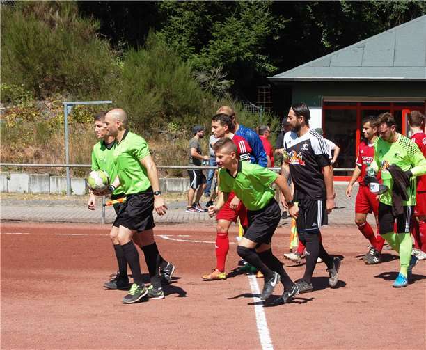 Schiedsrichter Robert Depken führt die beiden Mannschaften aufs Feld. Erstmals wurde auf dem Hartplatz im Beller Waldstadion ein Spiel der Fußball-Rheinlandliga angepfiffen.SK