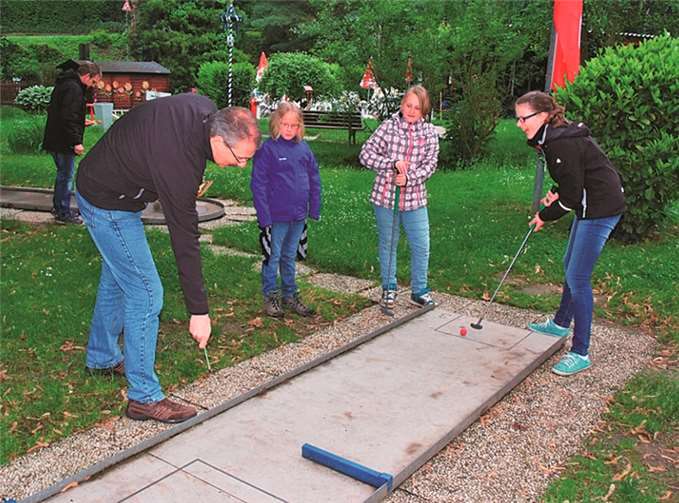 Schiedsrichter Uwe Klasen gibt Anweisungen, wo der Ball hin muss!