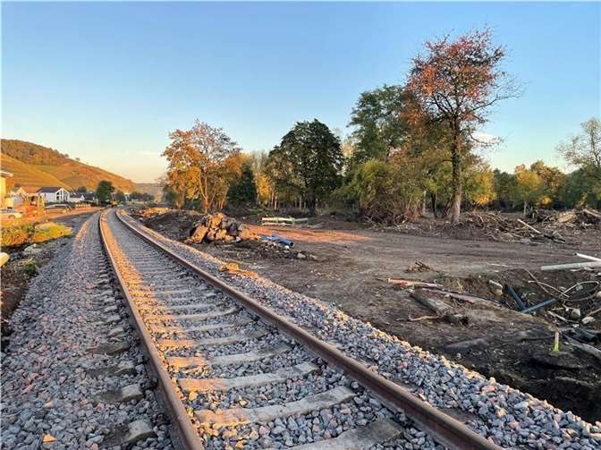 Ahrtalbahn: DB muss Fahrplan nach drei Tagen einstampfen Schienen in Heppingen. Foto: ROB