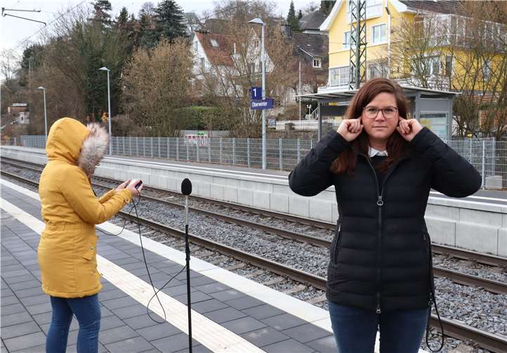 Schienenhilfe-Aktivistin Anne Hecken wohnt direkt an der linksrheinischen Bahnstrecke in Oberwinter. Foto: privat