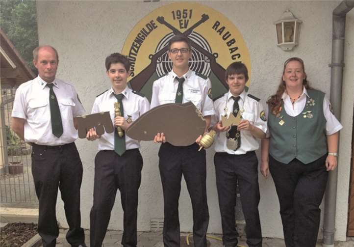 Schießen der Jugend (v.li.) Markus Bischoffberger (stv. Jugendleiter, Tobias Adams - Zepter, Schweif und tagesbester Schütze, Sven Jannick Broszeit - Reichsapfel sowie rechte und linke Schwinge, Dominque Kolbe - Ehrenscheibe und Krone, Nicole Schneider - Jugendleiterin.