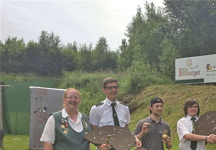 Schießen der Jugend (v.li.) Nicole Schneider - Jugendleiterin, Sven Jannick Broszeit - Rechte Schwinge, Zepter und Ehrenscheibe, Adrain Becker - Reichsapfel, Dominque Kolbe - Linke Schwinge und Krone, Markus Bischoffberger - stellvertretender Jugendleiter. Es fehlt Michael Adams, Pokal tagesbester Schütze.