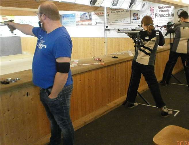 Schießen in Coronazeiten mit Abstand : Andre Sturm, Lina Friedrichs, Jonathan Greten.Foto: privat