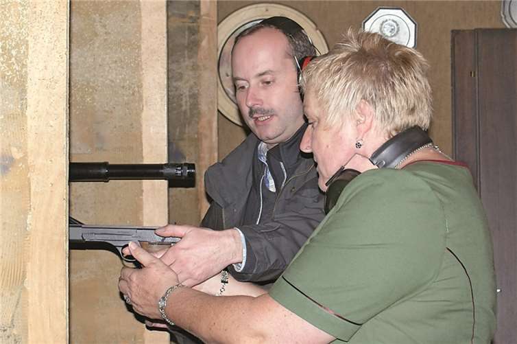 Schießen mit der KK-Sportpistole.