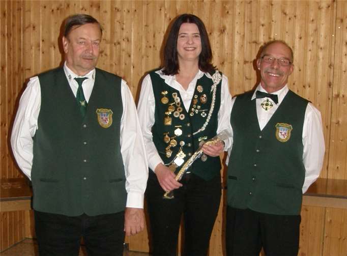 Schießmeister Horst Günter Krajewski und Brudermeister Hans Werner Schneider mit Schützenschwester Evelin Diensberg.